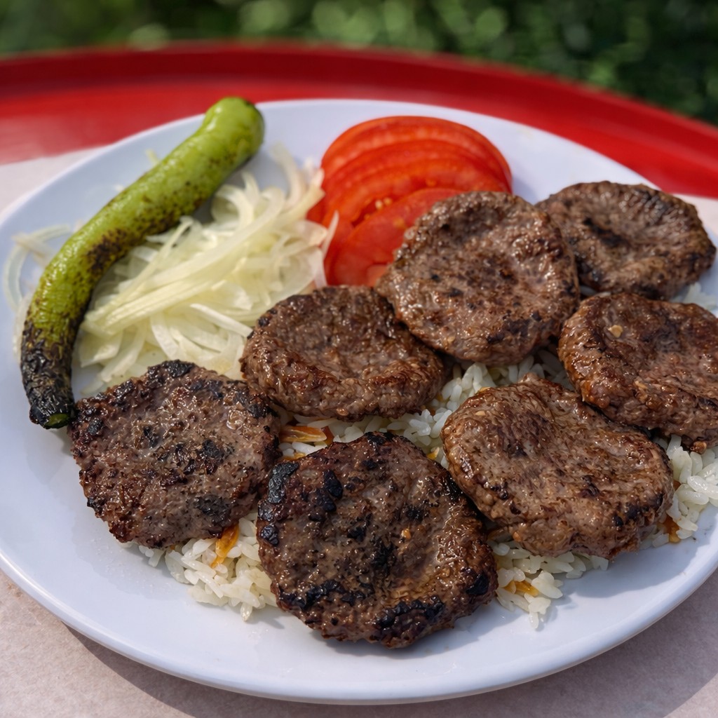 Sivas köfte tabağı — ızgara köfte, pilav ve garnitür